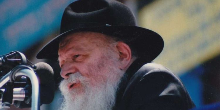 Le Rabbi Loubavitch, Rabbi Menachem Schneerson, image : Mardochée Baron , CC BY 3.0 , via Wikimedia Commons